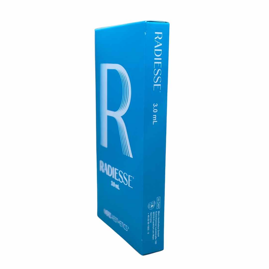 Vista lateral de Radiesse 3.0 ml de Merz Aesthetics, tratamiento inyectable para rejuvenecimiento.
